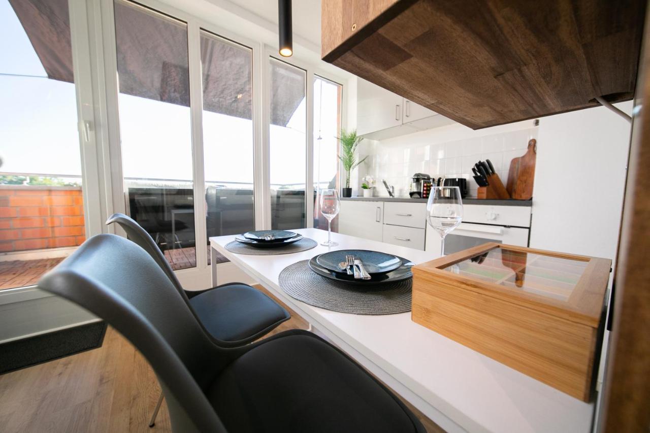 White - - Balcony - Fair - Kitchen * Neuss